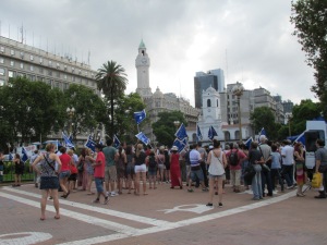 The crowd beginning to gather on Plaza de Mayo.